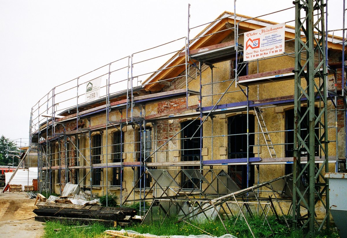 12.06.2005 Lokschuppen Freilassing, Der Freilassinger Stadtrat hatte am 29.07.2002 beschlossen, den von der DB aufgegebenen Lokschuppen zu kaufen und zum Lokomotivmuseum auszubauen. Ein gegen diesen Beschluss angesetzter Bürgerentscheid am 15.12.2002 brachte nicht die erforderlichen Stimmen, so dass das Vorhaben ab 2003 in die Tat umgesetzt werden konnte. Renovierung der Außenfront.