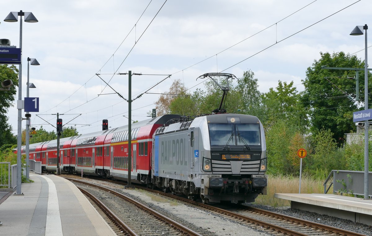 12.07.2018, RE 4806 Nürnberg - Sonneberg fährt in den Bahnhof Neustadt bei Coburg ein. Wegen der kurzen Miitbenutzung der Schnellfahrstrecke zwischen Ebensfeld und Coburg sind mit ETCS ausgerüstete Lokomotiven erforderlich. Zur Vermeidung von Rangierarbeiten an den Endpunkten befördern sie den Dosto-Zug im Sandwich.