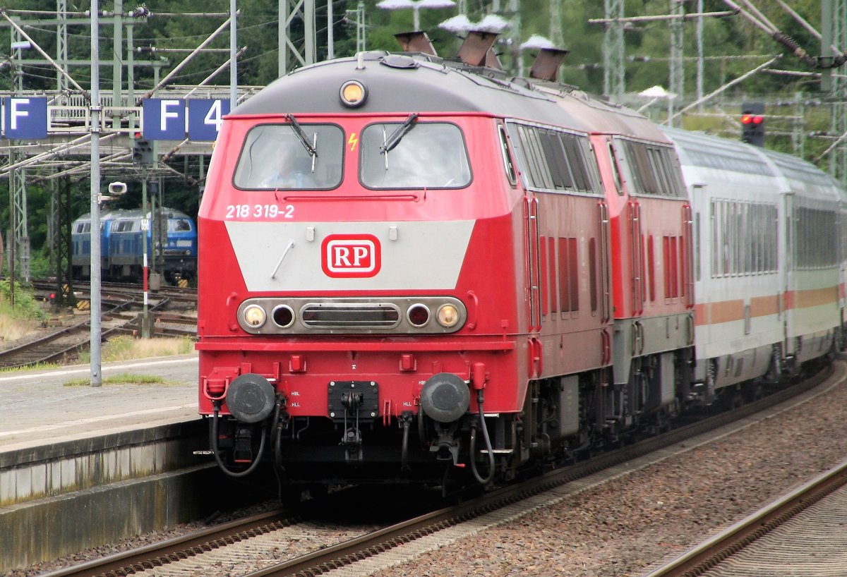 12.07.2020: 218 319 und 218 345 erreichen den Bahnhof Itzehoe mit dem IC 2375 aus Westerland/Sylt. Hier werden die Dieselloks abgespannt und eine E-Lok (in der Regel Baureihe 101) zur Weiterfahrt vorgespannt.