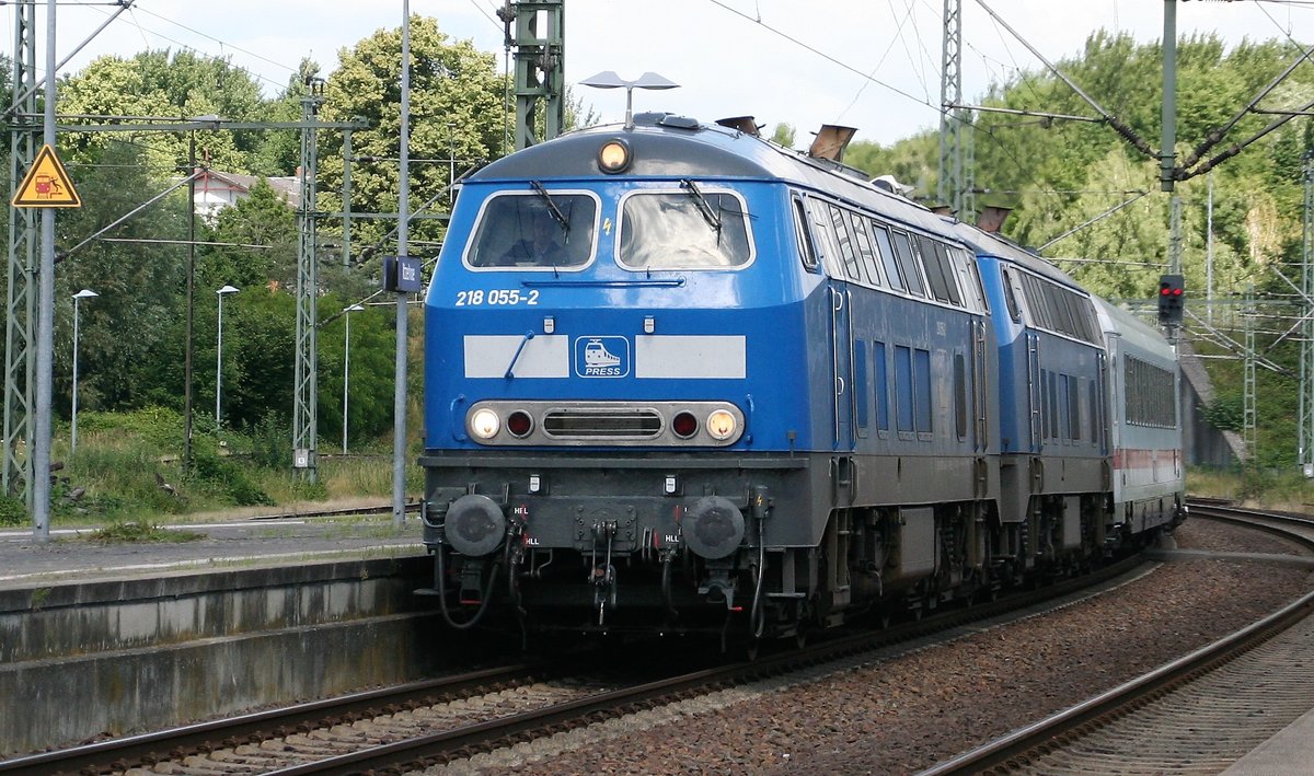 12.07.2020: 218 448 (218 054) und 218 458 (218 055), beide Leihloks der PRESSnitztalbahn, erreichen den Bahnhof Itzehoe mit dem IC 2311 aus Westerland/Sylt.