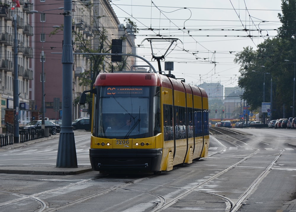12.08.2017, Warszawa (Warschau), Aleja  Solidarności . Pesa Swing 120Na #3206 erreicht die Haltestelle Metro Rarusz Arsenał.