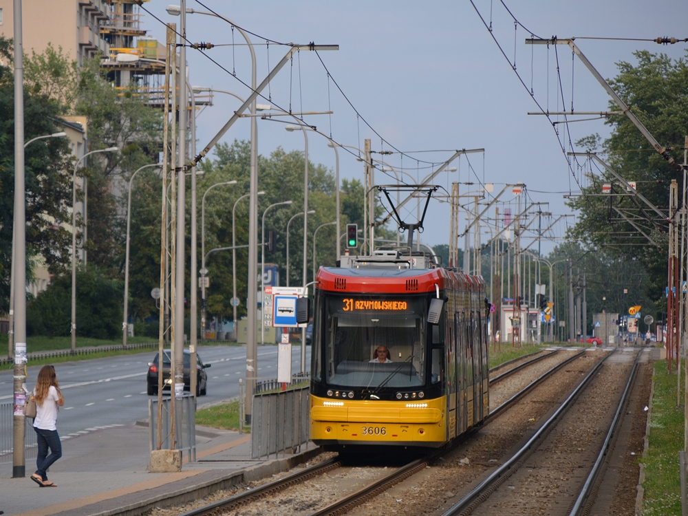 12.08.2017, Warszawa (Warschau), Jana Pawła Woronicza. Pesa 128N Jazz Duo #3606 erreicht die Haltestelle Samochodowa.