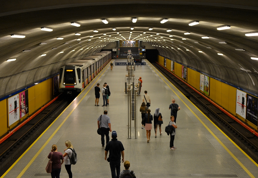 12.08.2017, Warszawa (Warschau), U-Bahnhof Wierzbno. Siemens Inspiro in Richtung Wilanowska (die U-Bahnlinie M1 wurde an diesem Tag gekürzt) fährt ein.