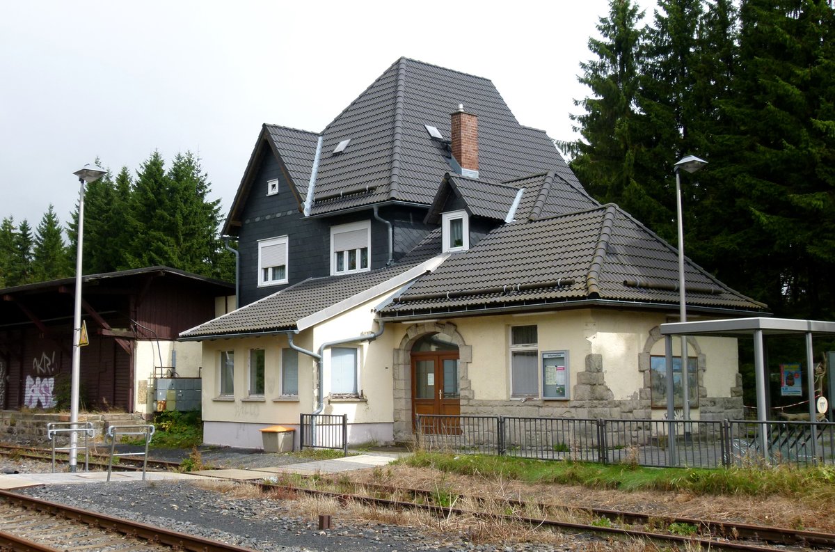 12.09.2013 Bahnhof Ernstthal an der Strecke Sonneberg - Lauscha - (Probstzella) - jetzt per  Kopf-machen  nach Neuhaus am Rennweg.