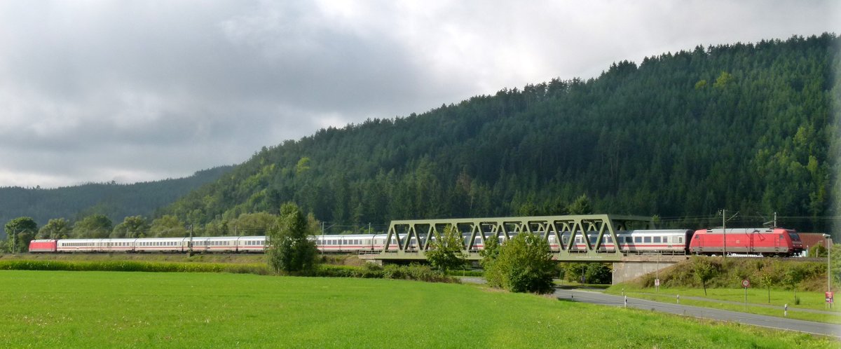 12.09.2013, IC 2208 München - Berlin fährt hinter Kronach bei Gundelsdorf über die Brücke der B85.