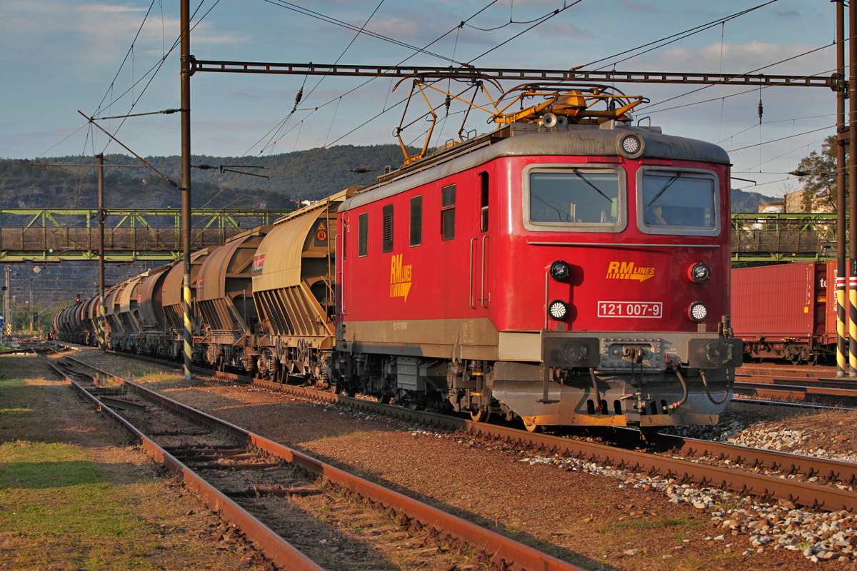 121 007-9 der Rm-Lines fährt in Usti nad Labem Strekov mit einem Getreidezug gen Süden.Bild vom 9.9.2015