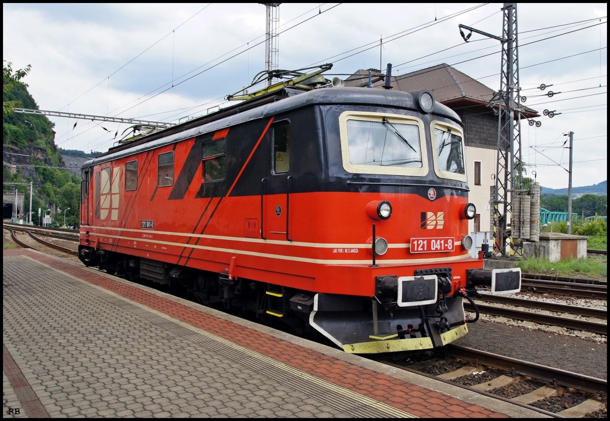 121 041 im Bahnhof von Decin. Aufgenommen am 01.08.2014