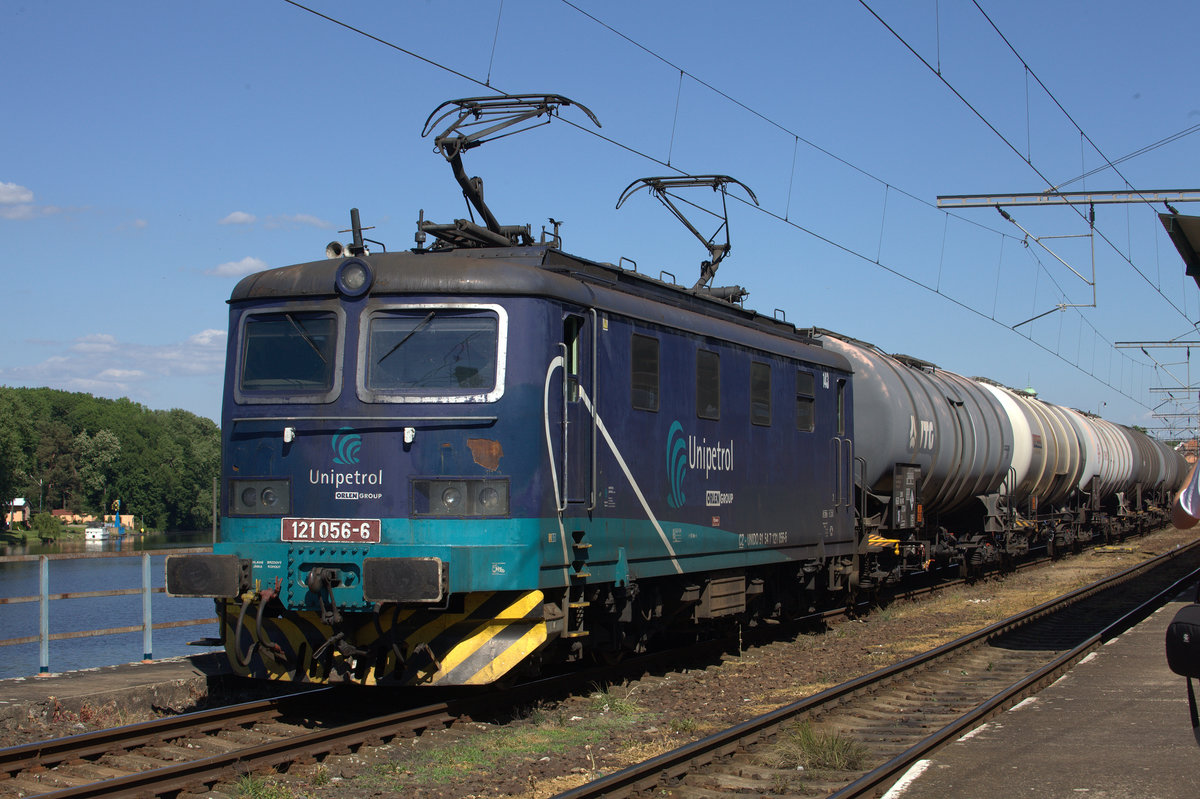 121 056-6 eingestellt von Unipetrol in Roudnice nad Laben, abfahrbereit. 27.05.2017 15:43 Uhr.
