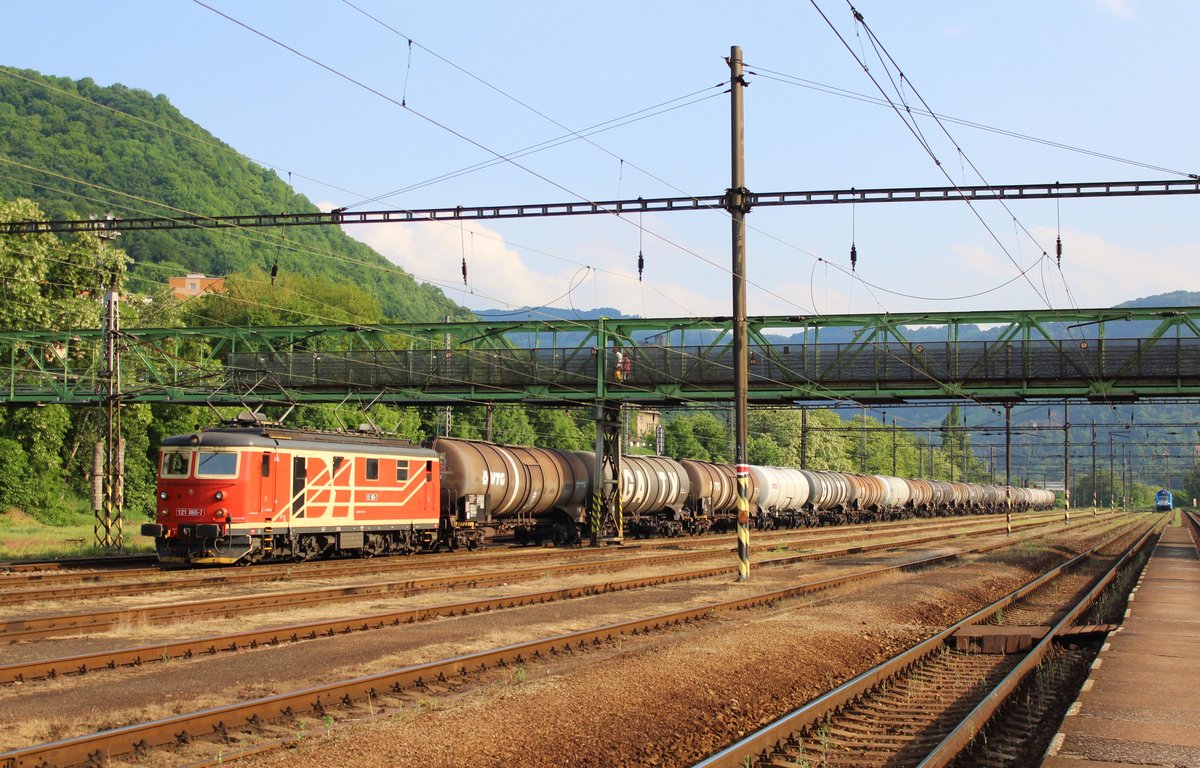 121 065-7 (IDS) zu sehen am 26.05.16 in Ústí nad Labem-Střekov.