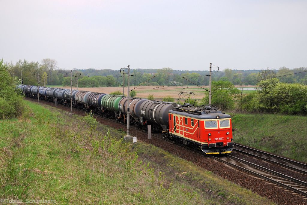 121 065 (IDS Cargo a.s.) mit Kesselwagenzug am 30.04.2013 bei Dobrikov