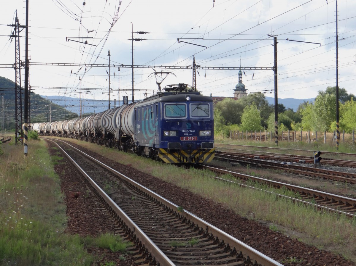121 073-1 von Unipetrol zu sehen am 24.08.14 bei der Durchfahrt in Most. Foto vom Bahnsteig.