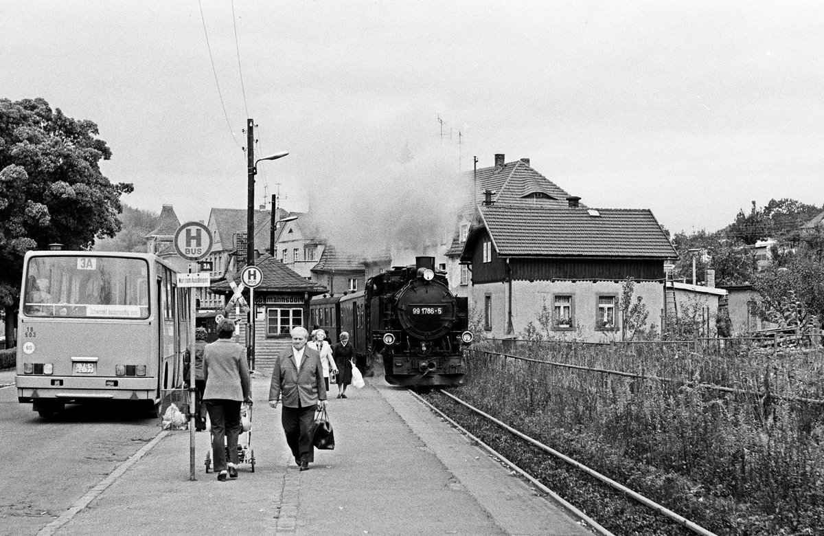 12.10.1982  Haltepunkt Freital-Coßmannsdorf. Planmäßiger Betrieb bei der Schmalspurbahn Freital Hainsberg - Kurort Kipsdorf.  