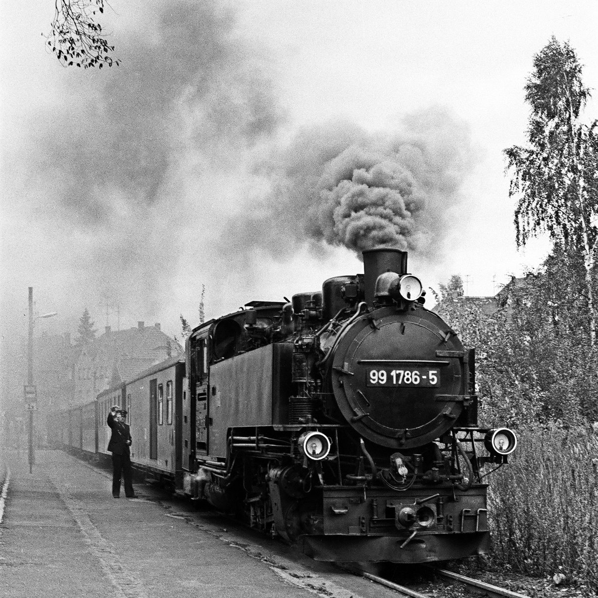 12.10.1982  Planmäßiger Betrieb bei der Schmalspurbahn Freital Hainsberg - Kurort Kipsdorf. In Freital-Coßmannsdorf gibt's das Abfahrsignal.  