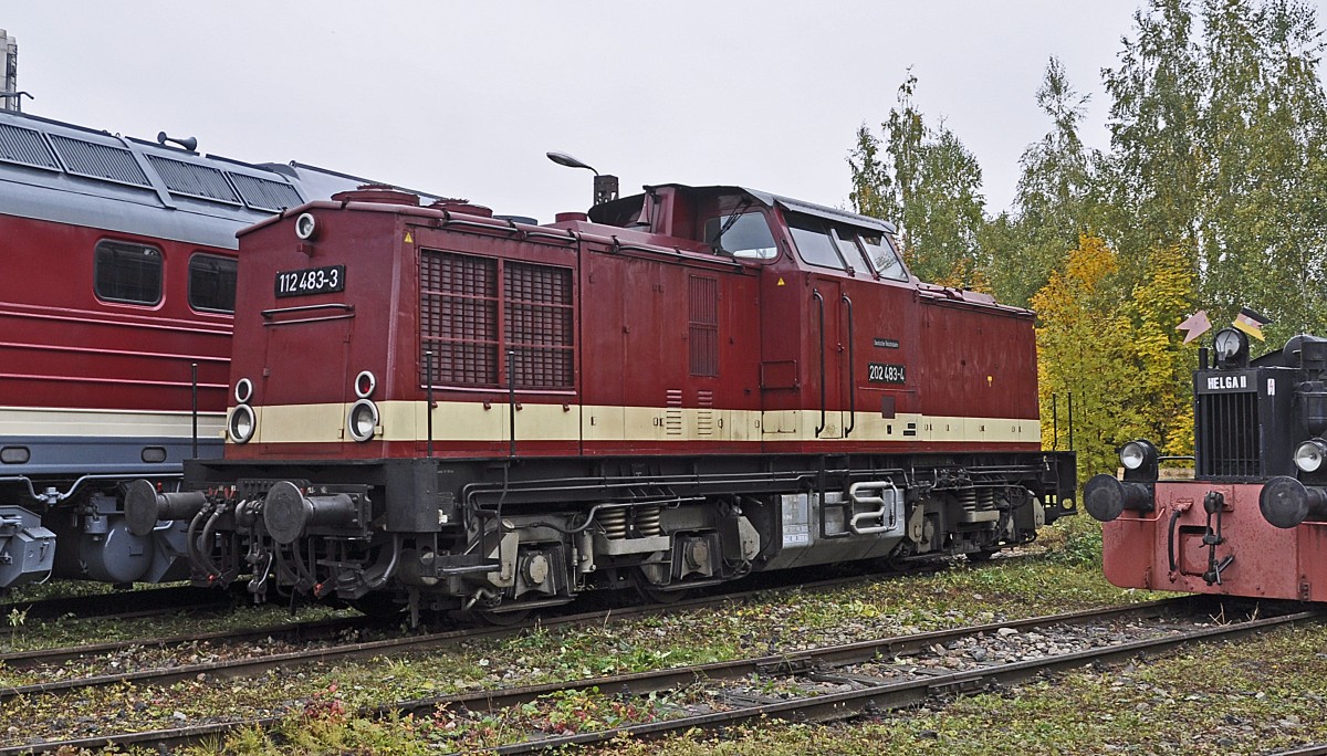 12.10.2013 Weimar Bw-Fest ; ausgestellt diese Lok mit dem Eigentumsmerkmal Deutsche Reichsbahn und zwei Computernummern, sowohl der DR (112 483-3) als auch der DB (202 483-4)