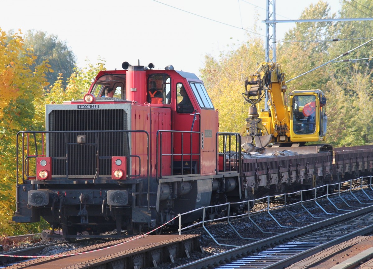 12.10.2015 Zepernick. Locon 216 mit Bauzug im Gleis Karow - Bernau