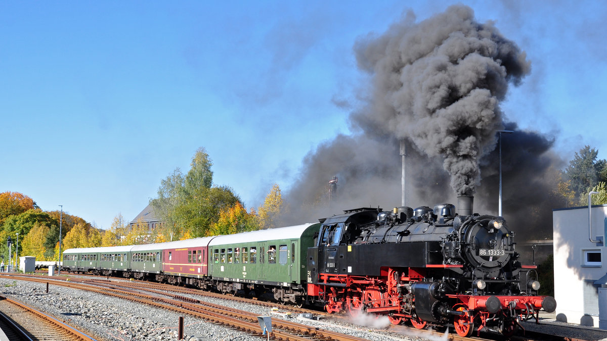 12.10.2019 / 86 1333 bei der Ausfahrt aus dem Bf Schwarzenberg.