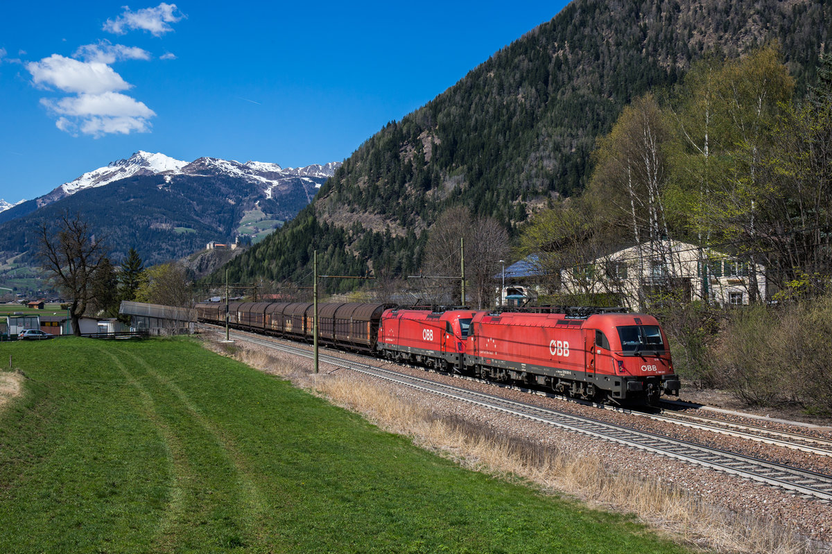 1216 001 und 1216 004 fahren mit einem H-Wagen Zug bei Campo di Trens in Richtung Bozen, aufgenommen am 8. April 2017.