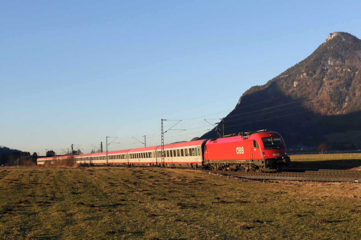 1216 001 war am 9. Februar 2022 bei Niederaudorf im Inntal in Richtung Brenner unterwegs.
