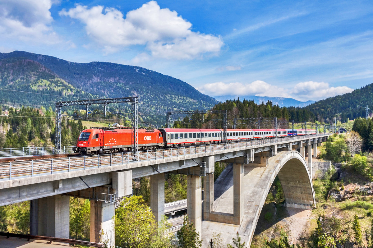 1216 002-6 fährt mit dem EC 31, auf der Fahrt von Wien Hbf nach Venezia S. Lucia, in den Bahnhof Tarvisio Boscoverde ein.
Mit im Zug hing auch ein Abteilwagen im nightjet-Design.
Aufgenommen am 1.4.2017.