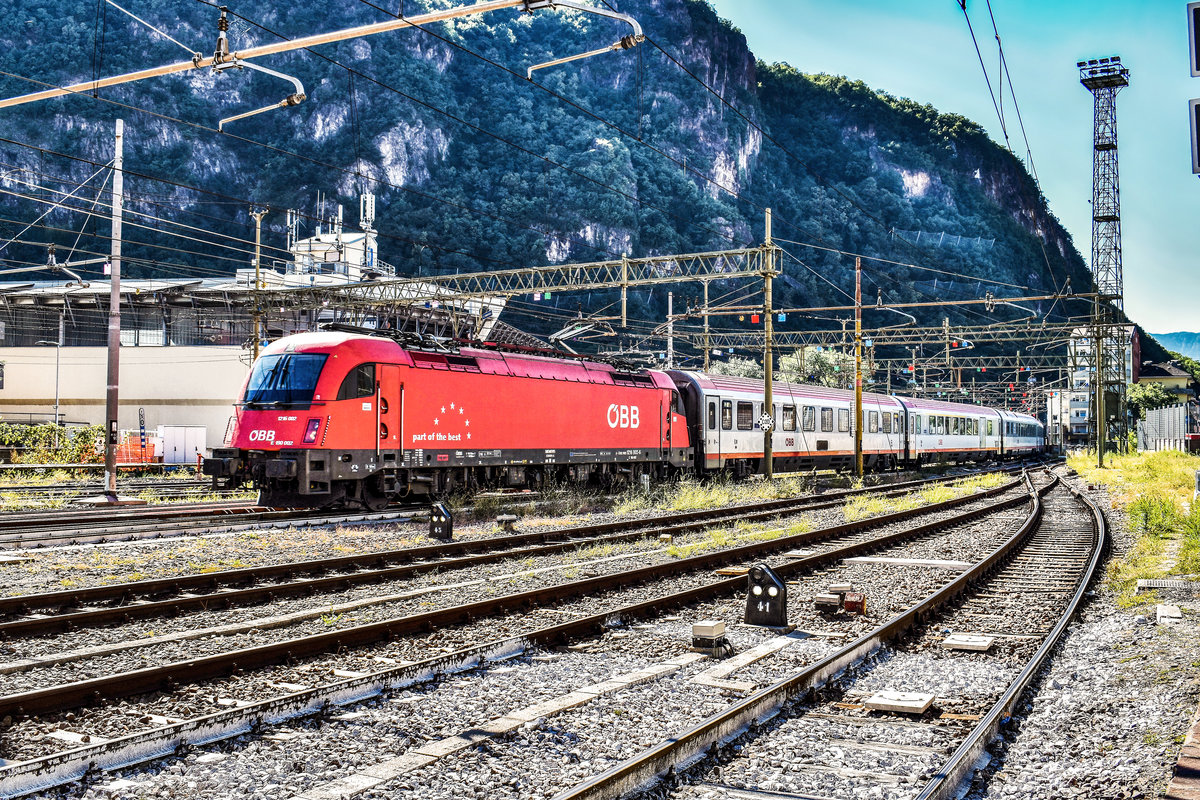 1216 002-6 fährt mit dem EC 80  DB-ÖBB EuroCity  (Verona Porta Nuova - Brennero/Brenner - München Hbf), in den Bahnhof Bolzano/Bozen ein.
Aufgenommen am 28.9.2018.

(Fotostandort ist Bahnsteig 1a)