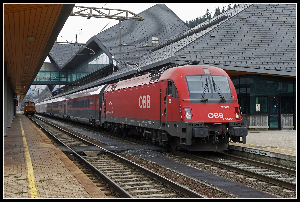 1216 002 mit RJ131 in Tarvisio Boscoverde am 27.11.2018.