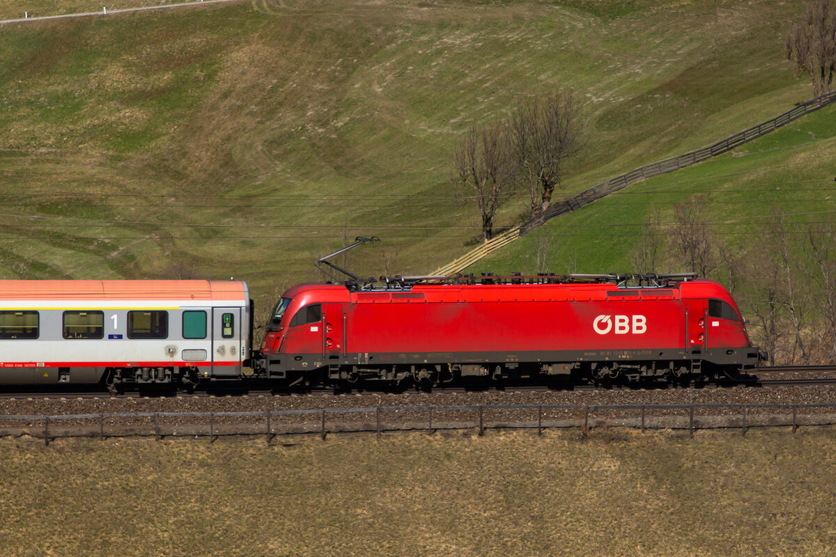 1216 003-4 zieht ihren EuroCity den Berg hinunter gen Innsbruck bei St. Jodok. 14.4.22