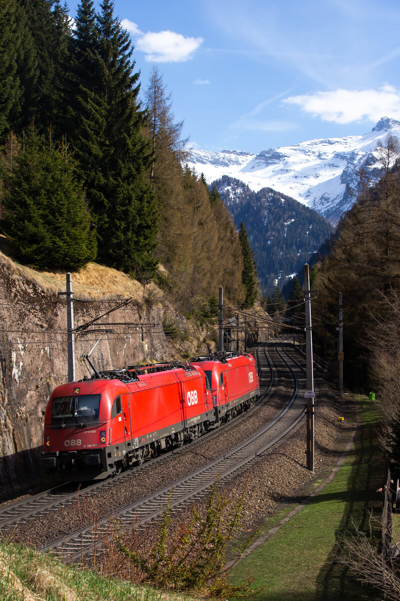 1216 004-2 023-2 und alleine zurück gen Tal bei Gries am Brenner. 14.4.22