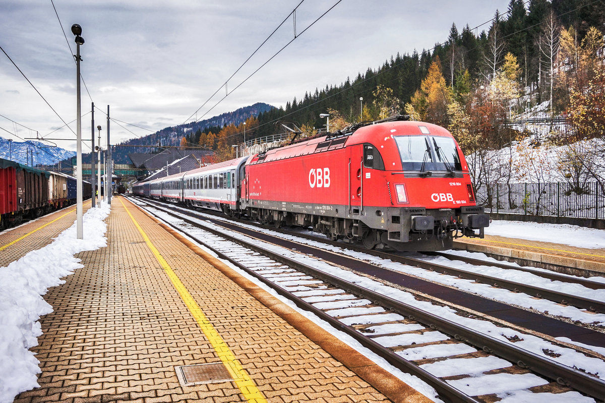 1216 004-2 fährt mit dem EC 31 (Wien Hbf - Klagenfurt Hbf - Udine - Venezia S. Lucia) aus dem Bahnhof Tarvisio Boscoverde aus.
Aufgenommen am 11.11.2017.