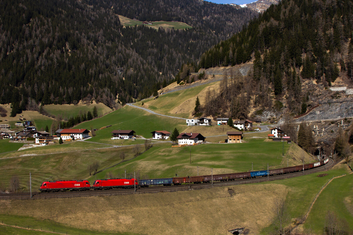 1216-004-2 mit 023-2 bei St. Jodok gen Brenner. 14.4.22