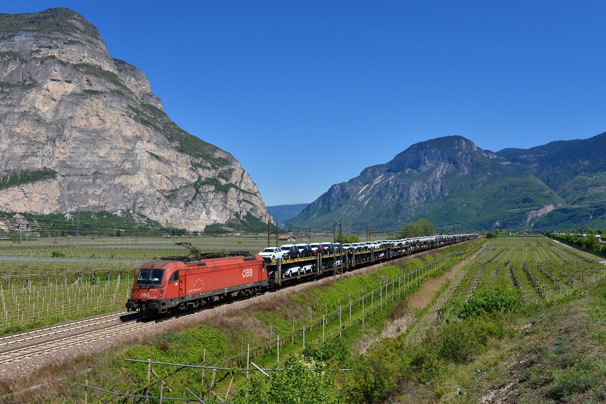 1216 004 mit einem Autozug am 20.04.2017 bei Salurn. 