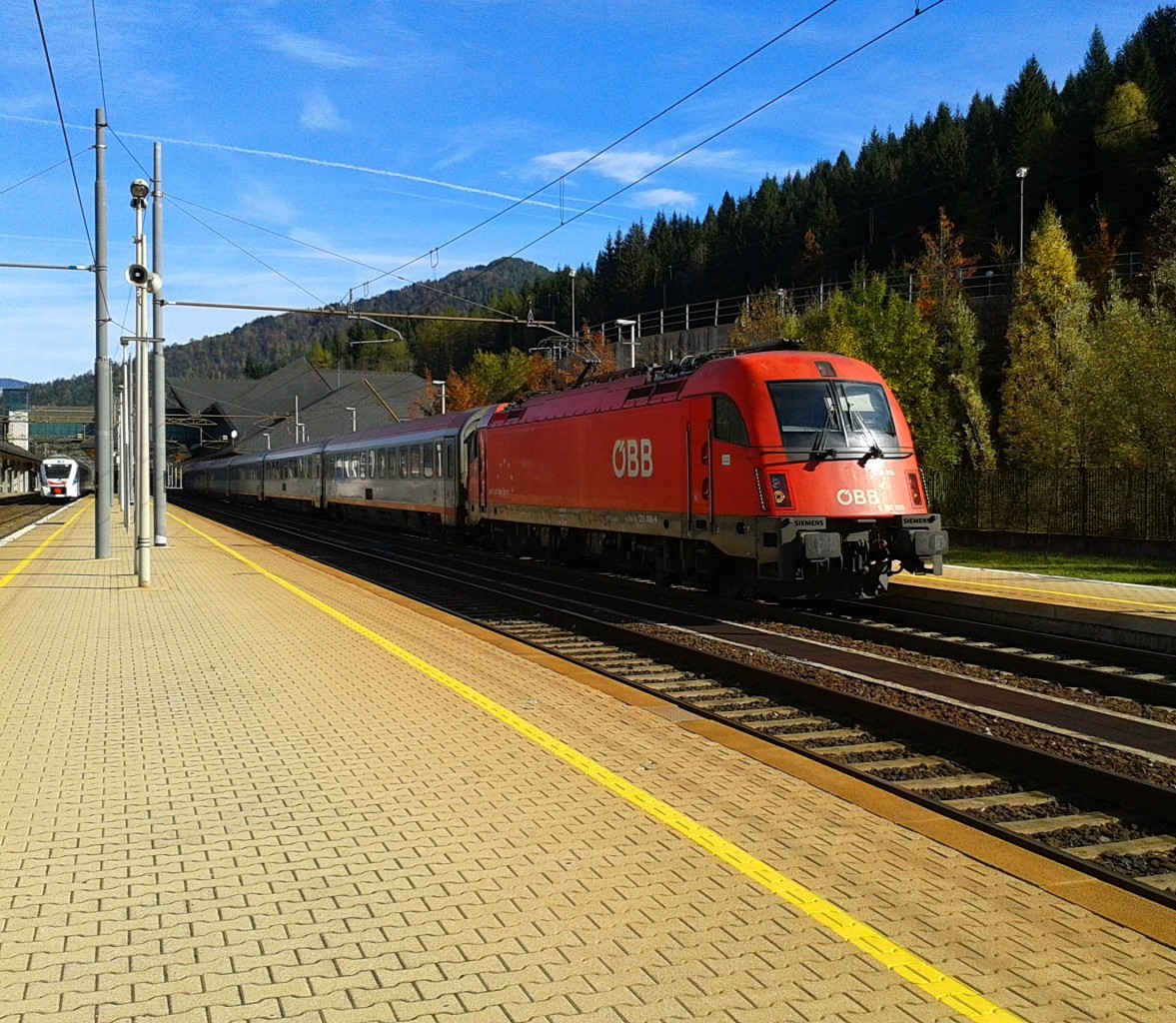 1216 005-9 mit EC 31 (Wien Hbf - Villach Hbf - Tarvisio Boscoverde - Udine - Venezia S. Lucia) am 25.10.2015 bei der Abfahrt in Tarvisio Boscoverde.