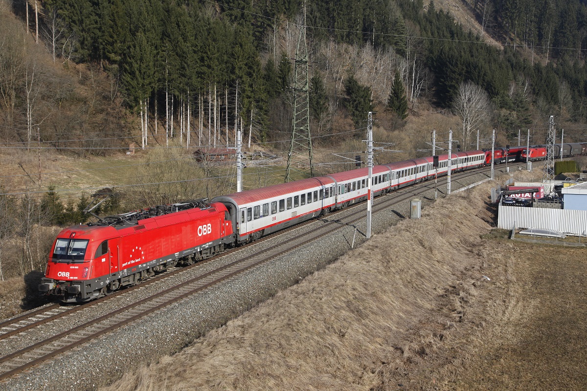 1216 005 mit EC31 bei Kaisersberg am 18.03.2015.