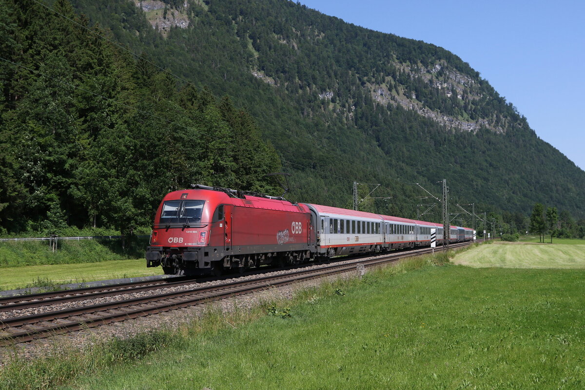 1216 005 mit einem  EC  aus München kommend am 14. Juni 2023 bei Niederaudorf.