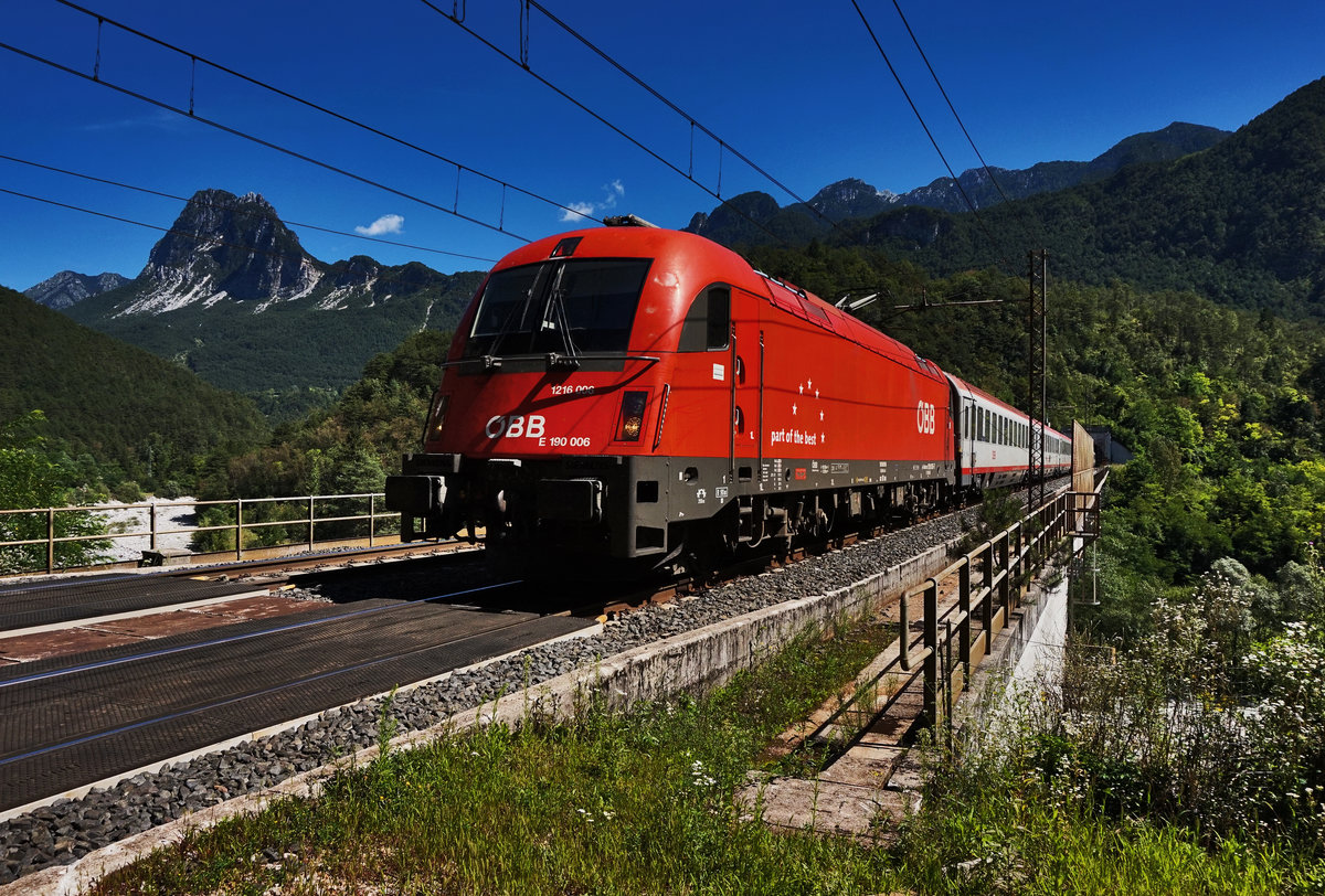 1216 006-7 überquert mit dem EC 31 (Wien Hbf - Venezia S. Lucia) die Val-Aupa-Brücke, oberhalb der Ortschaft Moggio.
Aufgenommen am 14.8.2016.
