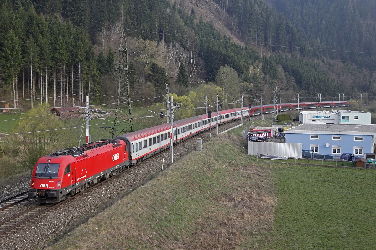 1216 006 ist am 2.04.2014 mit IC31 (Wien - Venedig) zwischen St.Michael und Kraubath unterwegs. Bei diesem Zug wird von Wien nach Villach eine abgesperrte Railjetgarnitur mitgeführt.