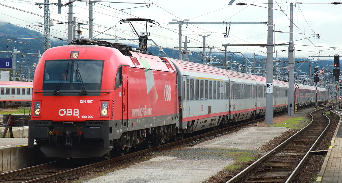 1216 007 erreicht am 03.09.2014 mit dem IC 31 Wien Meidling - Venezia Santa Luzia  Villach Hauptbahnhof, im Schlepp die Railjet-Garnitur RJ 538 von Villach nach Wien mit der Lok 1116 227. Für den Italien-Verkehr wurde 1216 007 wie einige weitere 1216 mit einer italienischen Flagge versehen.