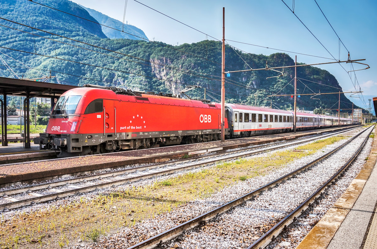 1216 008-3 hält mit dem EC 88 (Verona Porta Nuova - Brennero/Brenner - München Hbf) im Bahnhof Bolzano/Bozen.
Aufgenommen am 25.8.2017.