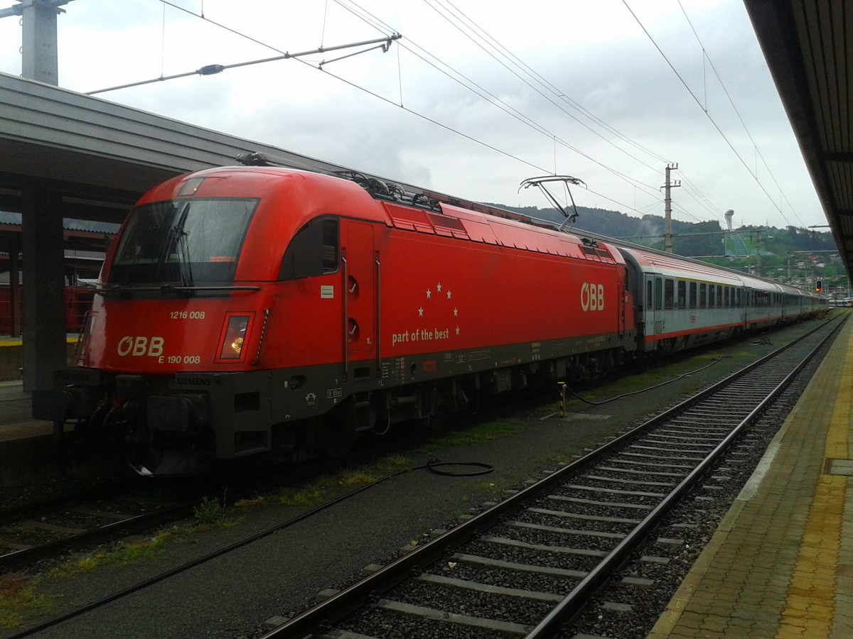1216 008-3 mit EC 88  DB-ÖBB EuroCity  (Verona Porta Nuova - München Hbf) am 15.5.2015 in Innsbruck Hbf. Dieser Zug musste in Innsbruck einen 10 Minuten längeren Aufenthalt einlegen, da ca. 20 Polizisten Massen von Flüchtlingen aus dem Zug holten.