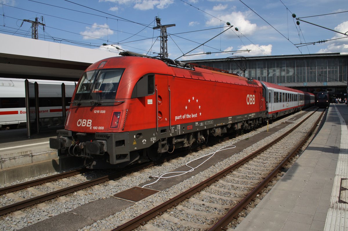 1216 008-3 steht am 15.8.2017 mit dem EC83 von München Hauptbahnhof nach Verona Porta Nuova im Startbahnhof bereit.