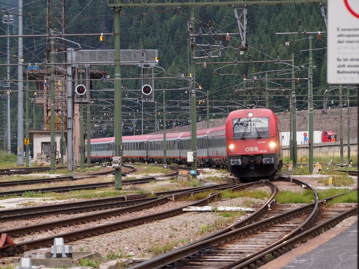 1216 008 mit dem EC 87 von München Hbf nach Venezia Santa Lucia. Am 24.07.15 bei der Einfahrt am Brenner.
