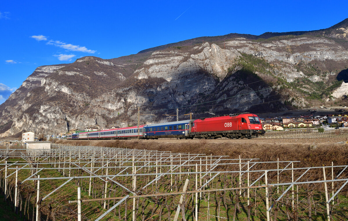 1216 008 mit EC 85 am 20.02.2024 bei Besenello.