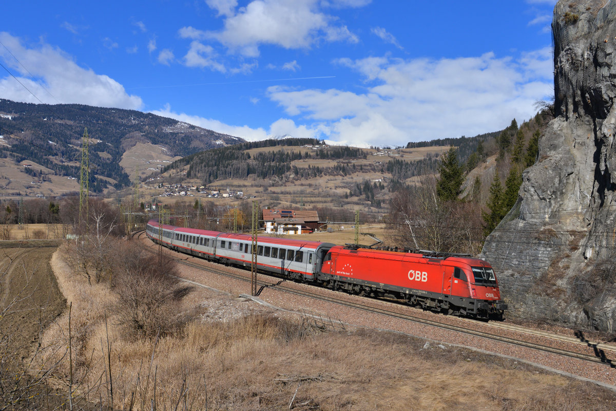 1216 008 mit EC 85 am 18.02.2017 bei Sterzing. 