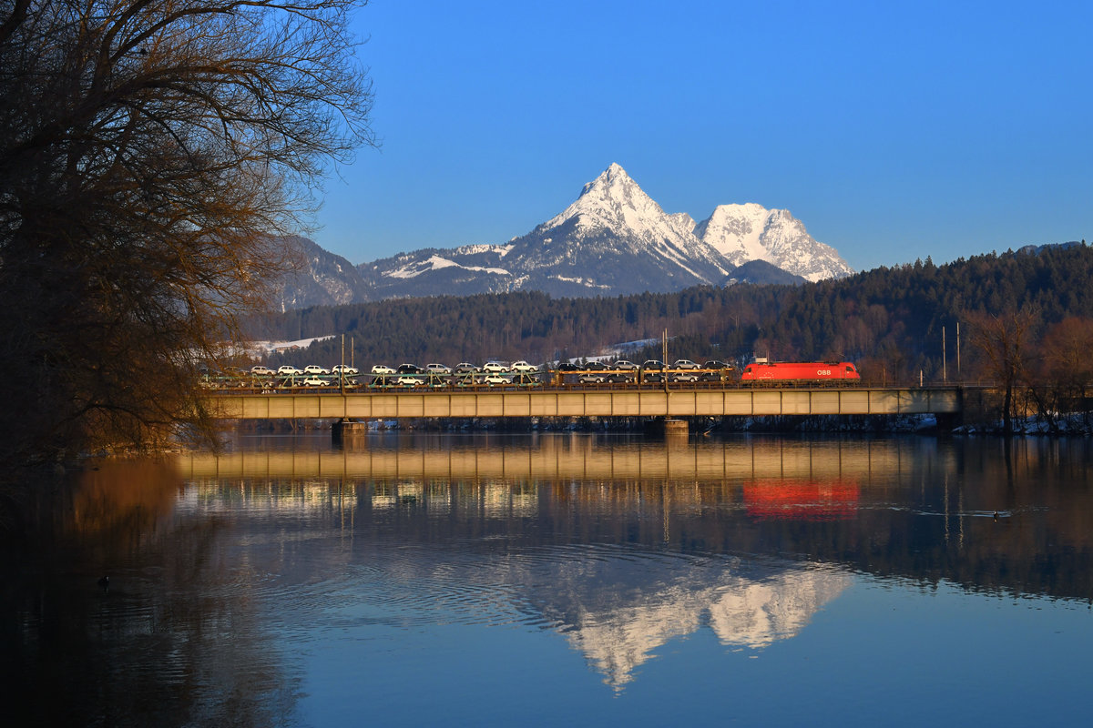 1216 008 mit einem Autozug am 27.01.2018 bei Kirchbichl. 