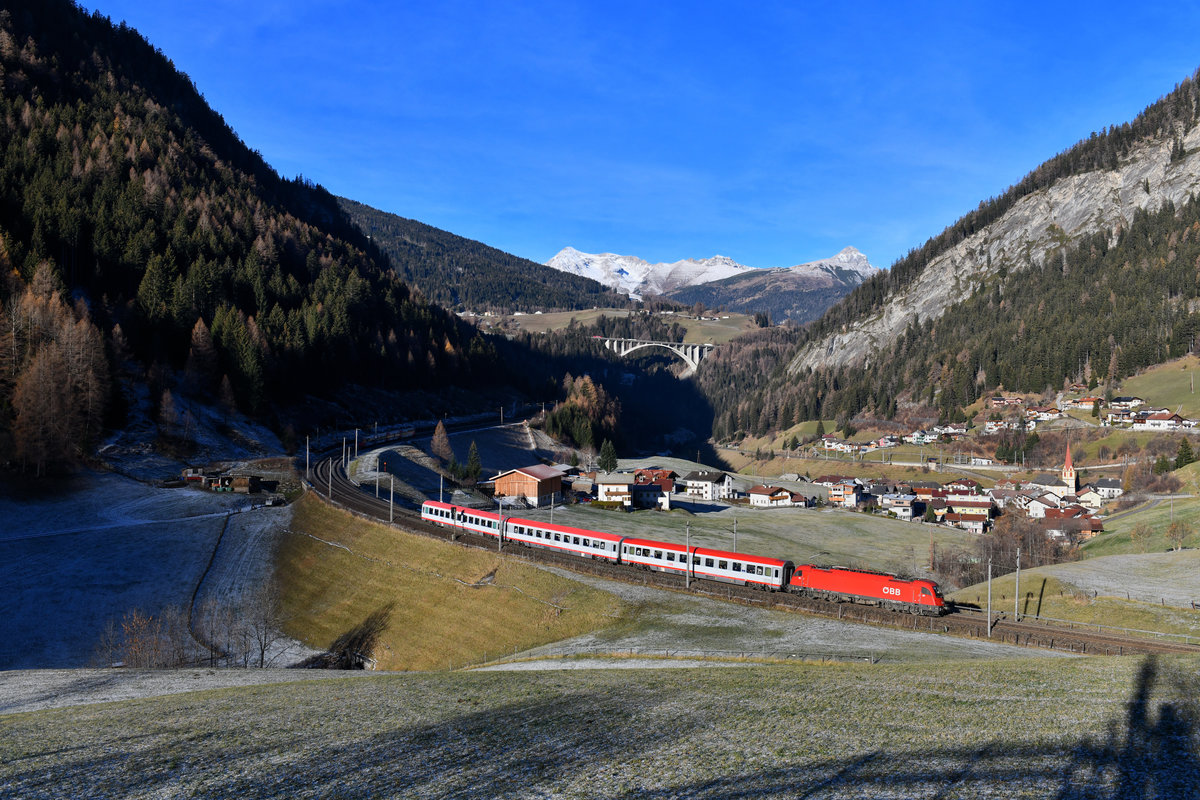 1216 008 mit einem REX am 21.11.2018 bei St. Jodok am Brenner. 