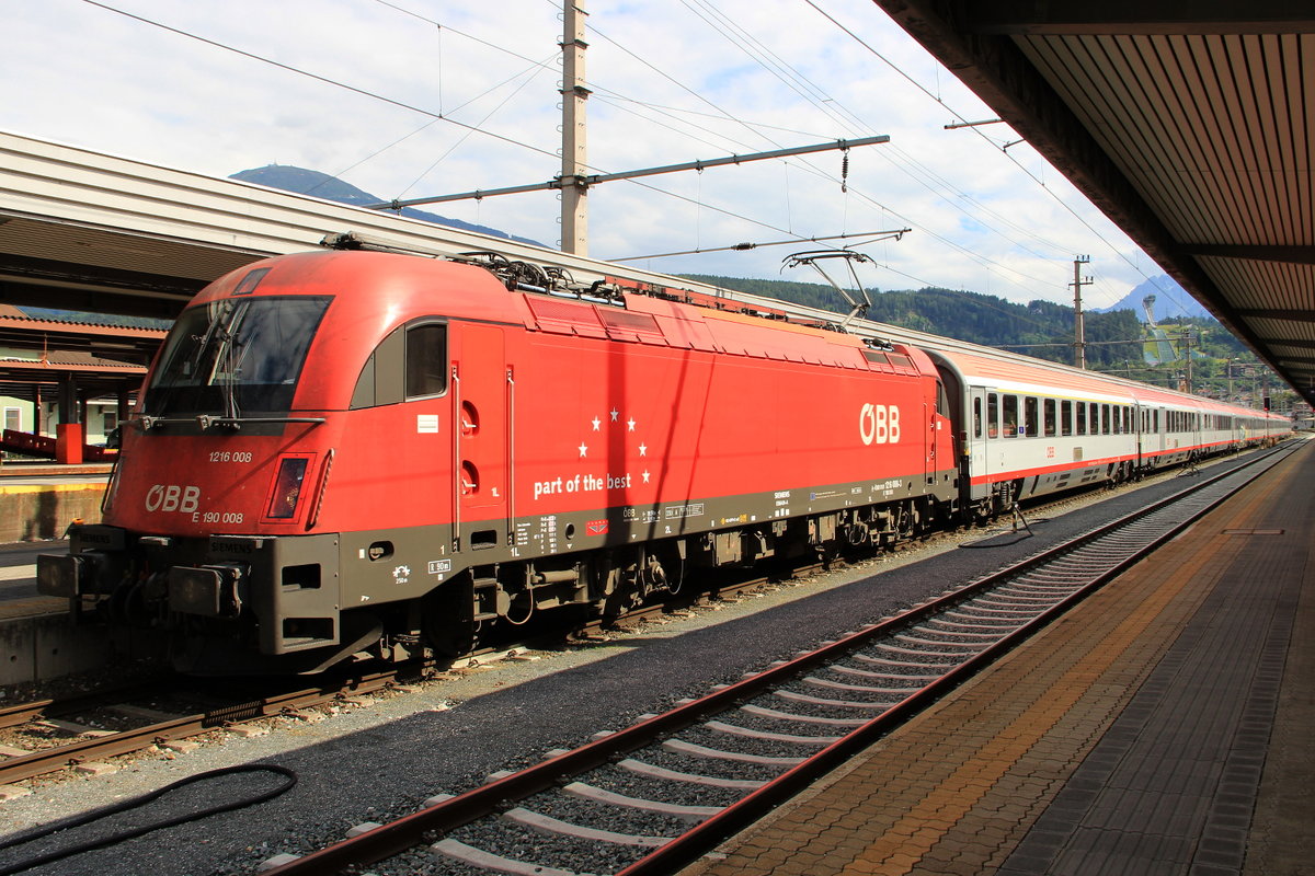 1216 008 wartet mit dem EC84 am Innsbrucker Hbf auf die Weiterfahrt nach München Hbf. Aufgenommen am 27.6.2016.