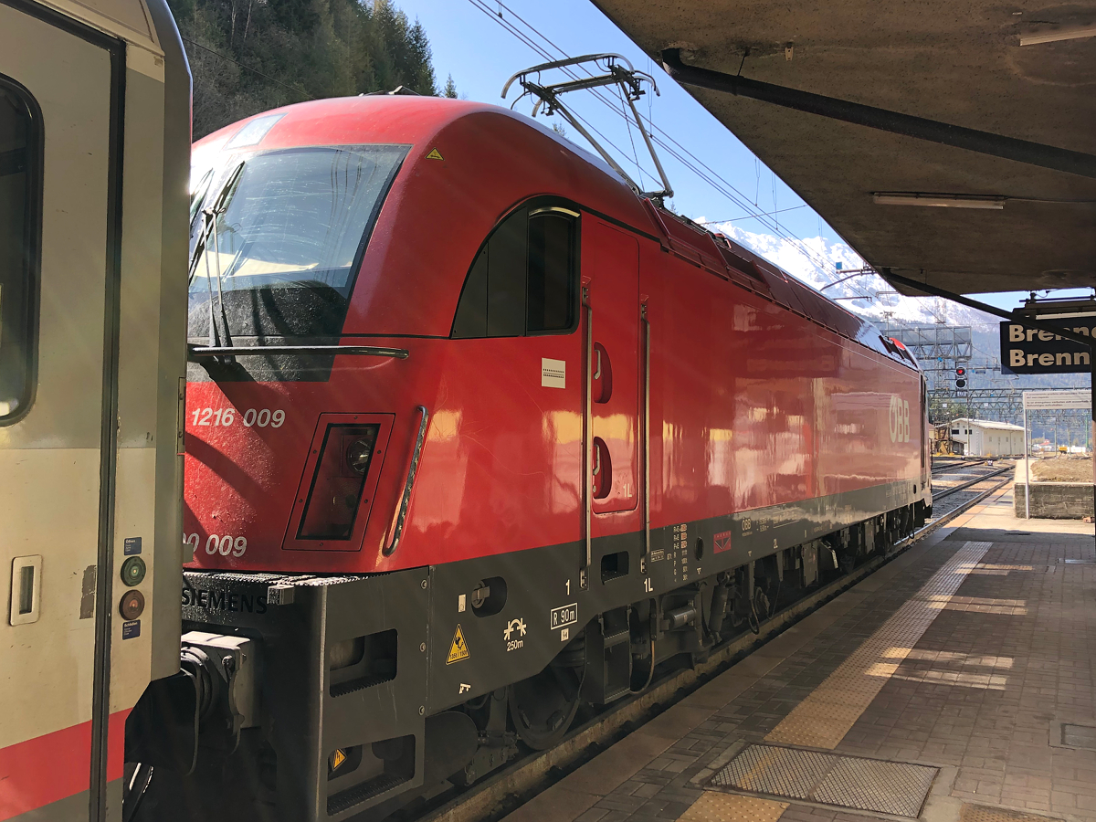 1216 009 kurz vor der Abfahrt mit EC 81 nach Bologna Centrale. Aufgenommen im Bahnhof Brenner/Brennero am 01.05.2019