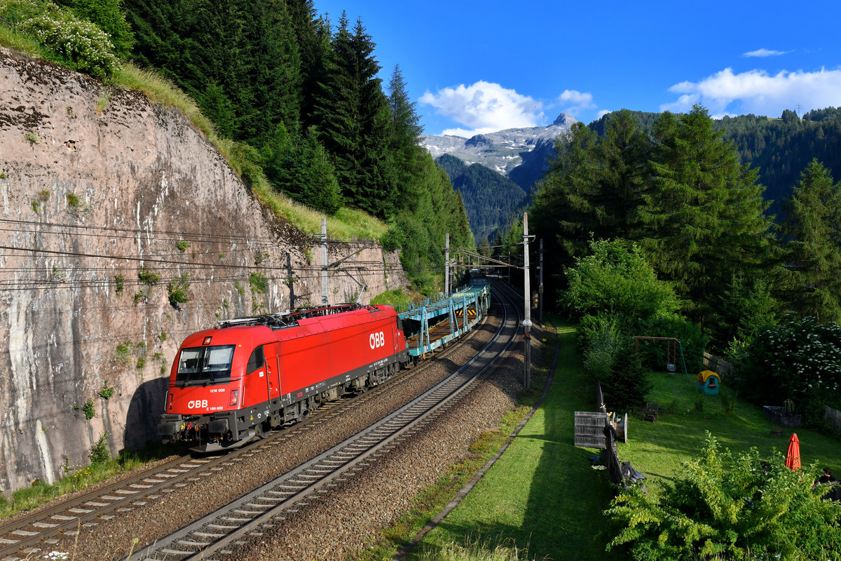 1216 009 mit einem leeren Autozug am 30.06.2018 bei Gries am Brenner. 
