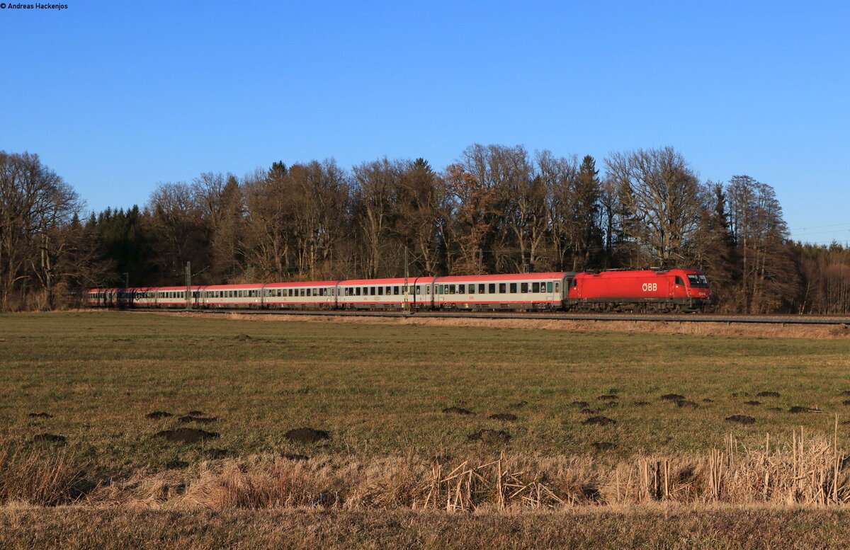 1216 011 mit dem EC 89 (München Hbf – Verona Porta Nuova) bei Brannenburg 12.2.22