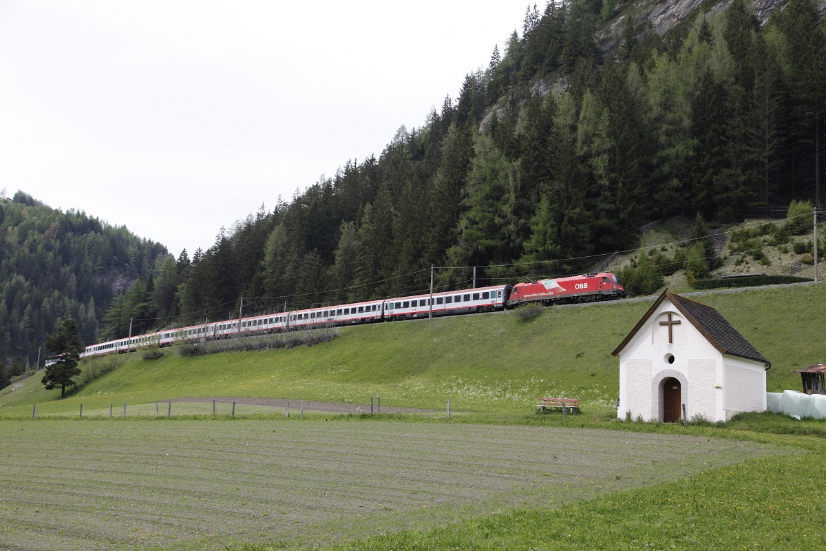 1216 011 mit EC89 bei St.Jodok am 6.05.2014.