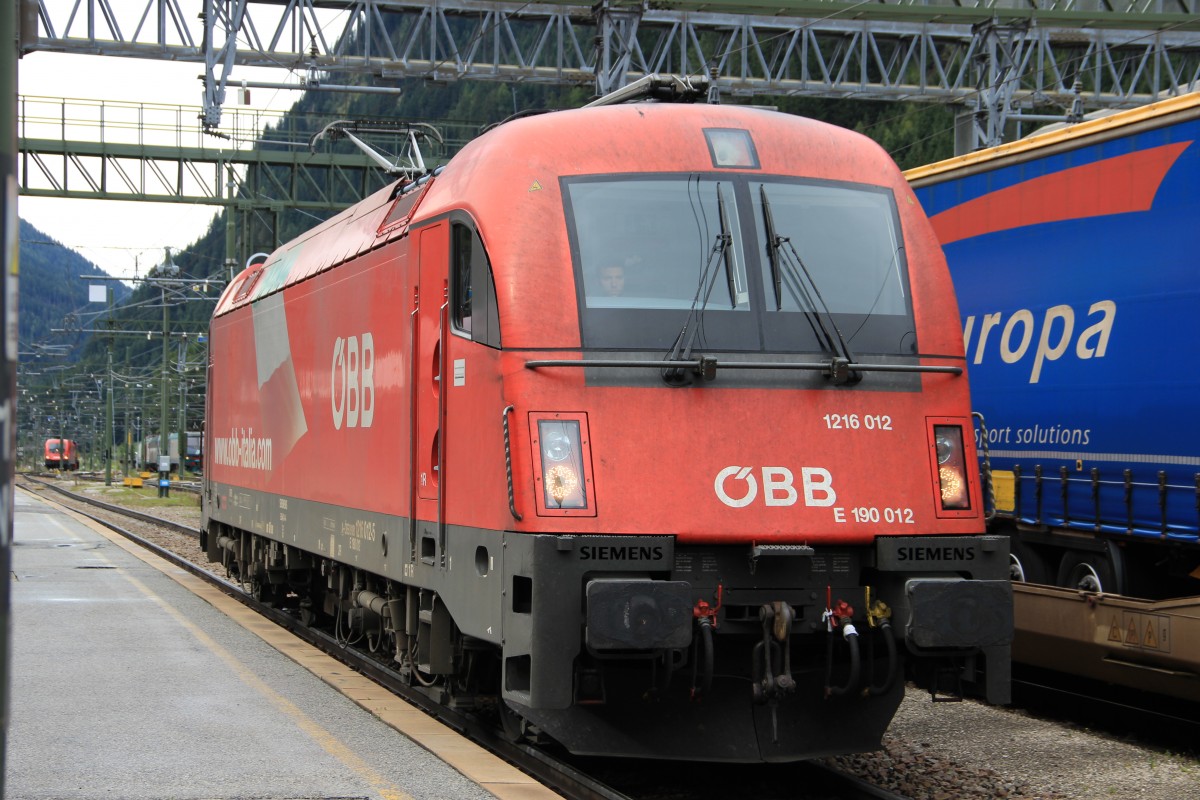 1216 012 kurz vor dem Ankuppeln des Schnellzugs nach Bologna am Bahnhof Brenner/Brennero am 3.9. 1216 012 kurz vor dem Ankuppeln des Schnellzugs nach Bologna am Bahnhof Brenner/Brennero am 3.9.